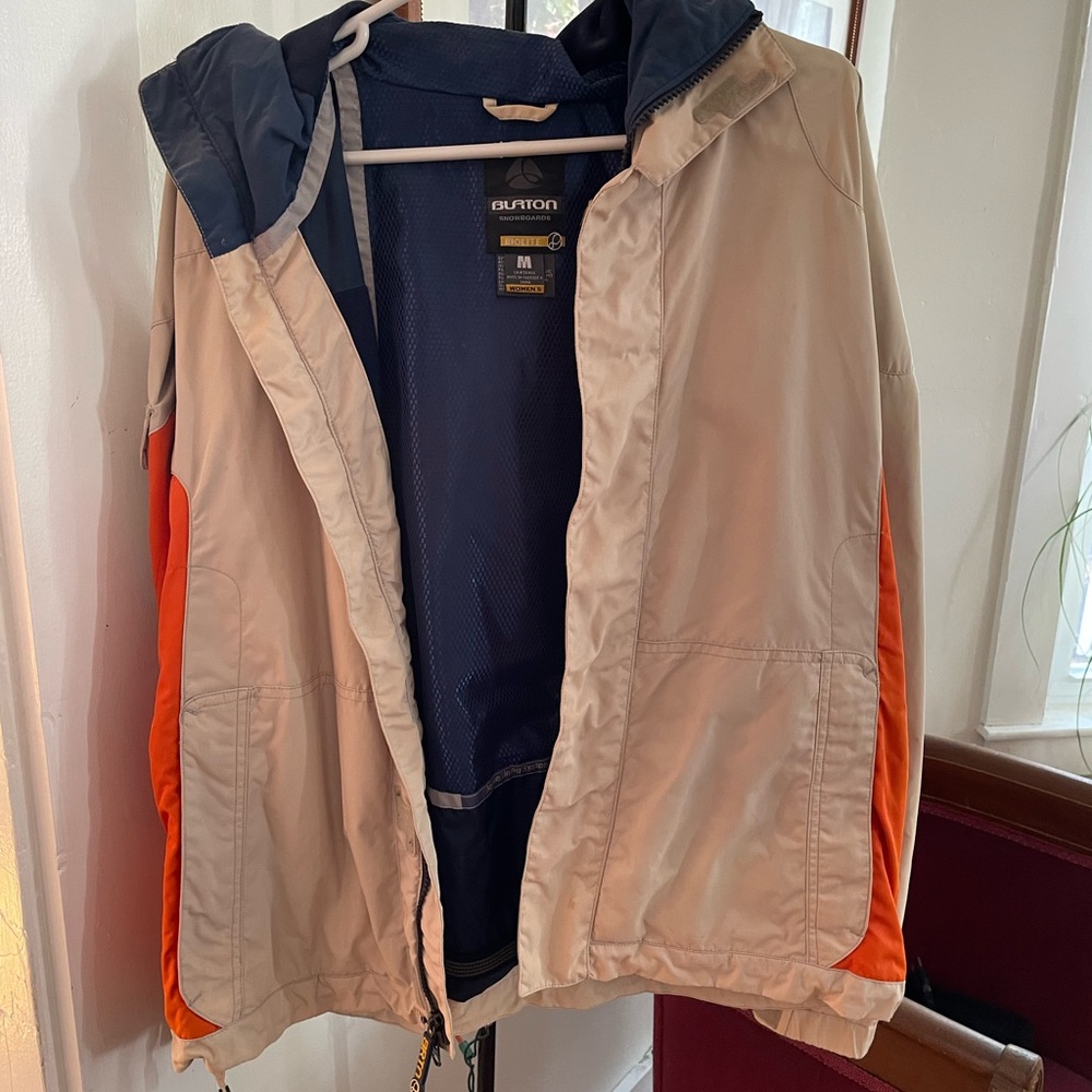Women’s insulated nylon jacket with hood